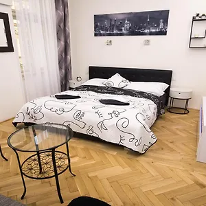 Black & White By Wenceslas Square And Muzeum Апартаменты